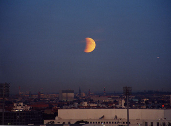 Partielle Mondfinsternis bei Mondaufgang